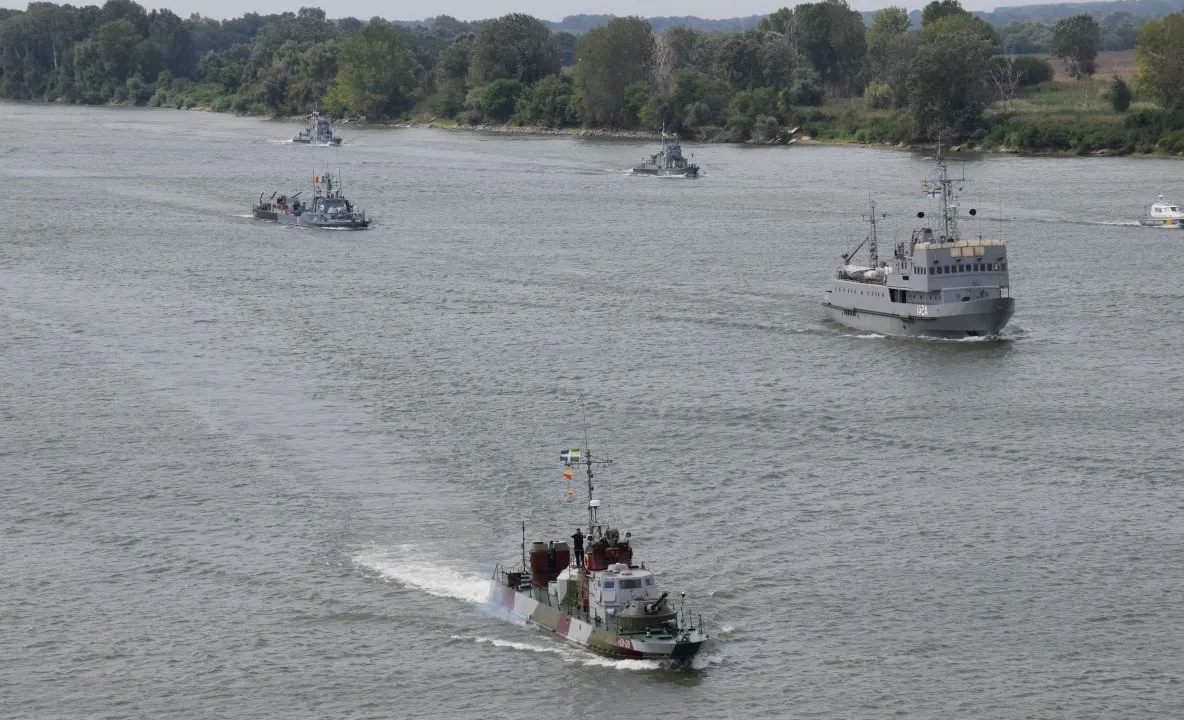 Nouă nave militare fluviale și sute de militari participă la un exercițiu în Delta Dunării