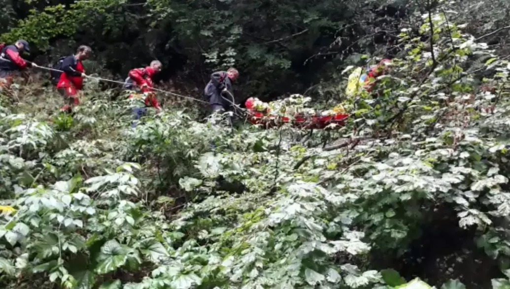 Bărbaţi, recuperaţi de salvamontiştii după ce s-au îmbătat şi nu au mai găsit drumul spre o stână