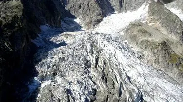 Se prăbușește un ghețar masiv din Mont Blanc! A început evacuarea
