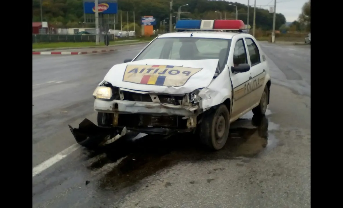 Accident cu o Autospecială de Poliție. Doi agenți RĂNITI
