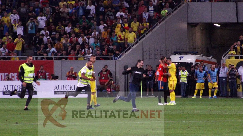 România - Spania | Nu s-a văzut la TV! Un steward a căzut, alergând după un fan intrat pe teren