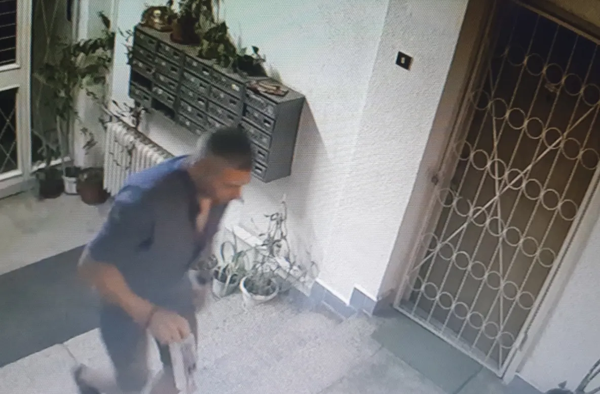 A furat la miezul nopții o bicicletă de la etajul 5. După trei săptămâni revine în același loc și...