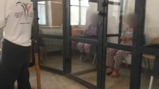 Pacienți ţinuţi în cuşti într-un centru din Sighetu Marmației. Reacția Spitalului Municipal