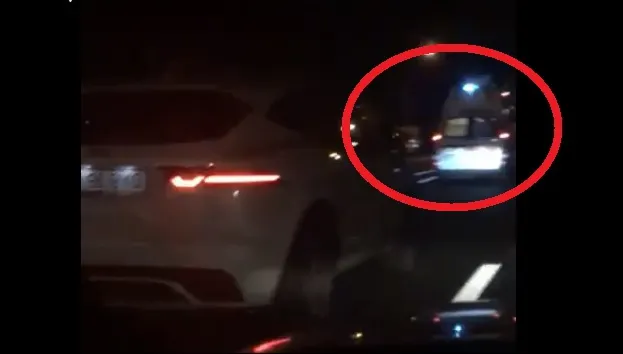 Un șmecher cu jeep depășește ambulanța după ce o bombardează cu flash-uri