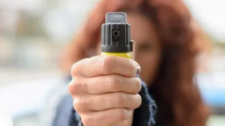 SCANDAL la Poștă: femei atacate cu spray lacrimogen! Mamele, de teamă că vor rămâne fără bani, au forțat ușa instituției