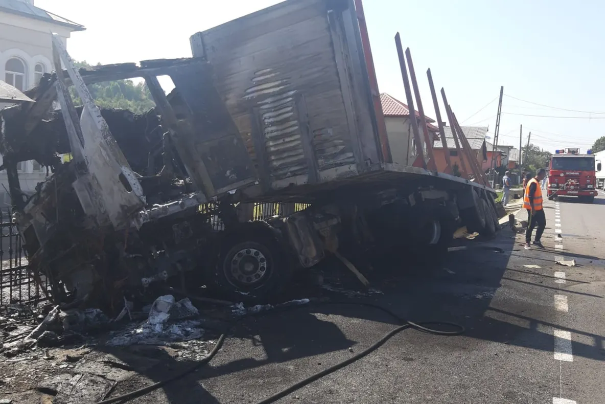 TIR în flăcări, după un accident cumplit, în jud. Bistrița-Năsăud. A ars ca o torță!