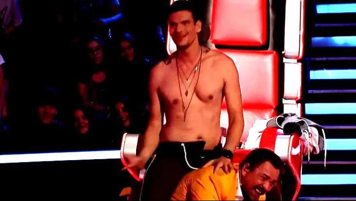 Scene incredibile la Pro TV. Tudor Chirilă s-a dezbrăcat la "Vocea României". Ce făcea Brenciu