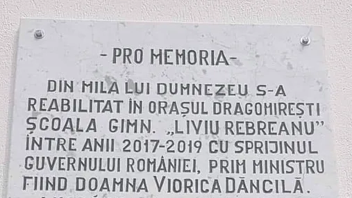 Dăncilă, ctitor de școală pe o placă montată de un lingușitor din PSD