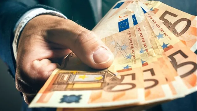Ce se întâmplă cu cursul EURO-leu după căderea Guvernului Dăncilă