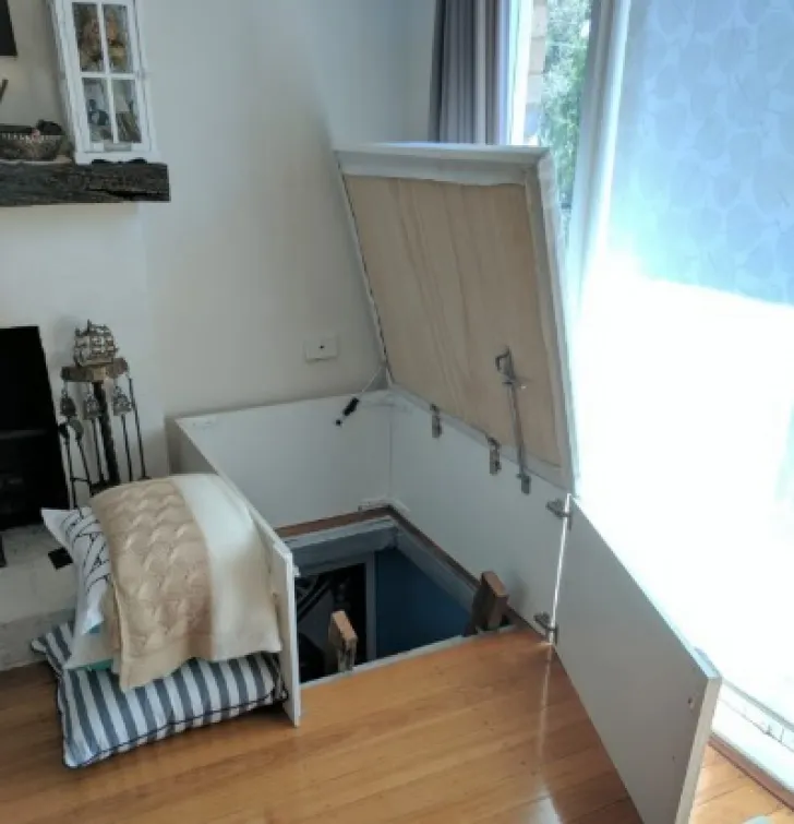 Soţia a găsit o trapă secretă în dormitor. A coborât şi a văzut ce ascundea soţul. A cerut DIVORŢUL
