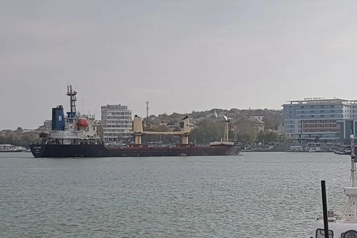 Un cargo a intrat în faleză în faţa unui hotel din Tulcea - VIDEO