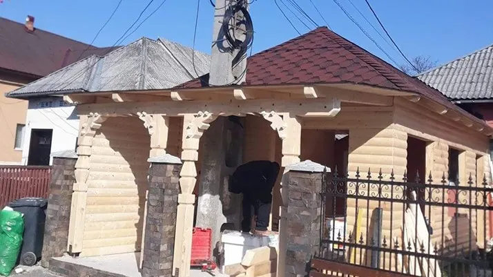 Caz halucinant, în jud. Maramureș: și-a construit casa în jurul unui stâlp de electricitate