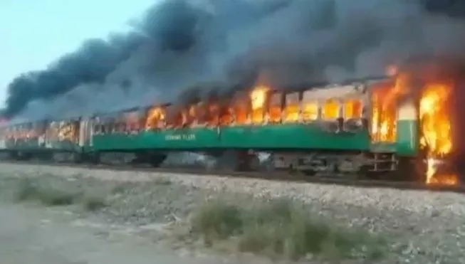 Tragedie de proporții în Pakistan: 65 de morți, zeci de răniți după ce un tren a luat foc