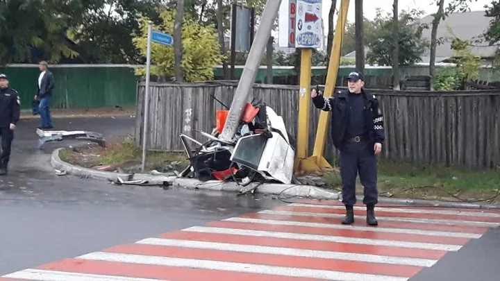 Accident teribil, dimineață. Mașina: ruptă în două! Polițiștii au avut un șoc când au văzut victima