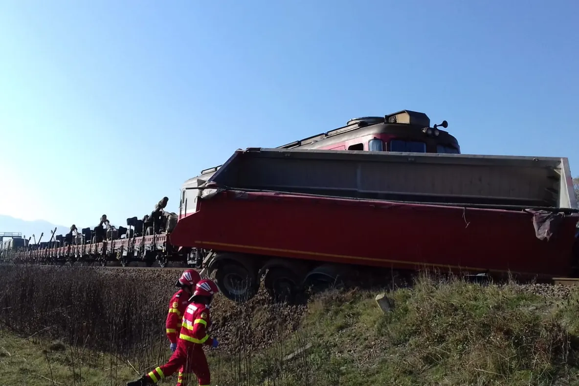 Trafic feroviar blocat în Sibiu. Un tren care transporta echipament militar a lovit un camion(Foto)