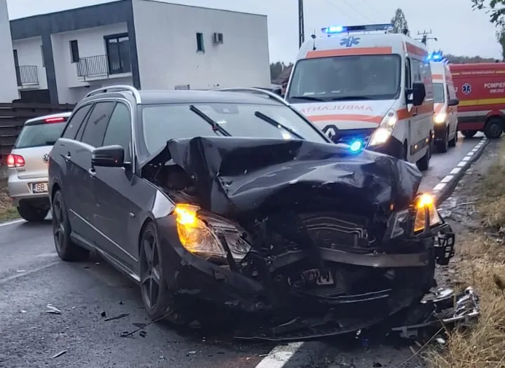 Accident grav, în jud. Sibiu. Ambulanță proiectată într-o mașină: 4 victime, între care doi pacienți