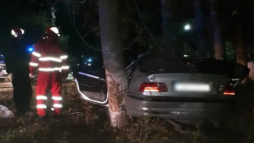 Accident în Dâmbovița. Mașina distrusă, șoferul, grav rănit