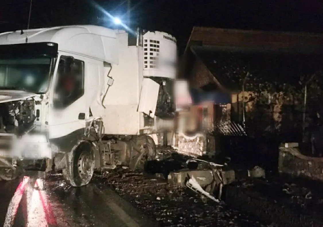 Două autotrenuri au intrat în casele oamenilor după ce s-au acroșat pe șosea