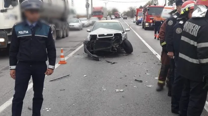 Microbuz cu 7 pasageri, impact violent cu un taxi, la ieșirea din Ploiești