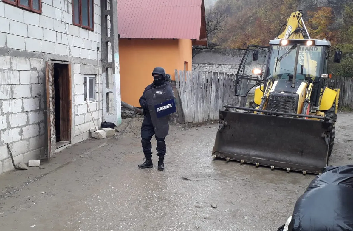 Scandal în Argeş! O casă a fost dărâmată după ce a fost construită pe un sit arheologic