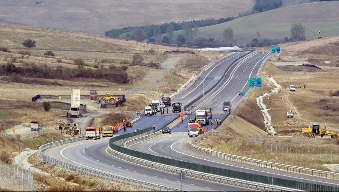Cea mai nouă autostradă din țară are probleme. Viteza, limitată la 60km/h!