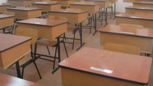 Anchetă la o școală din Dâmbovița: profesor acuzat că a mângaiat și sărutat elevi