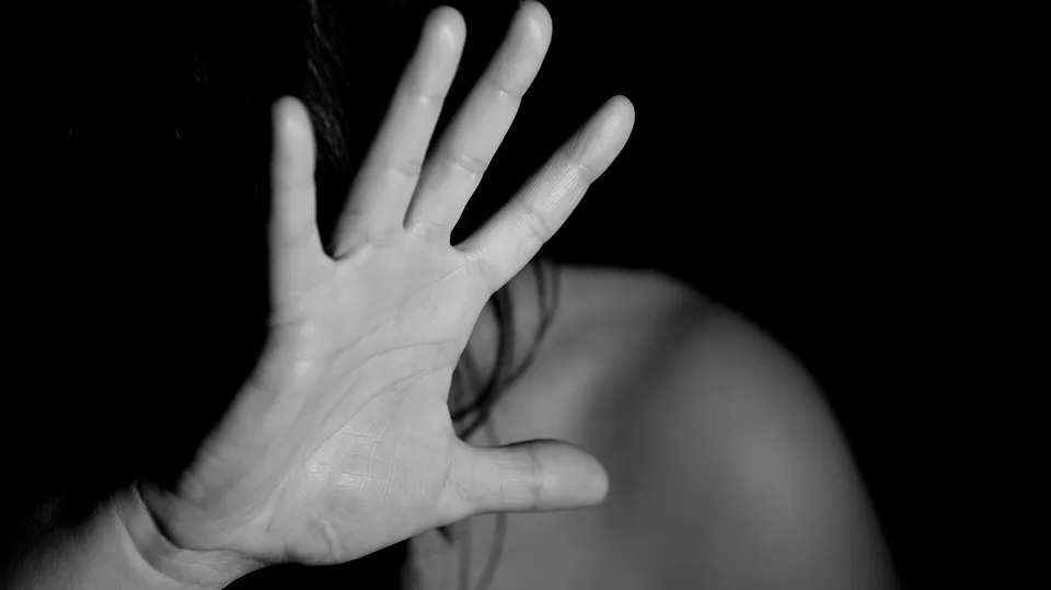 Un polițist din Olt a bătut o femeie, după ce ar fi încercat să o violeze