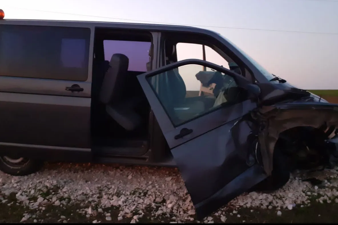 Șapte răniți în urma unui accident rutier! În microbuzul lovit se aflau minori