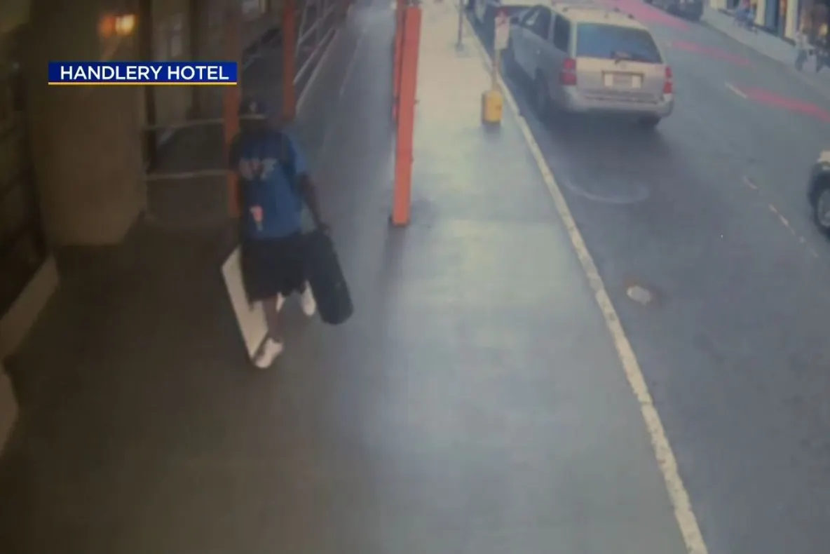 VIDEO Tupeu! Cum a reușit să fure un tablou, din muzeu, în plină zi?