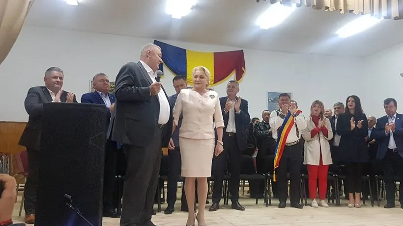 Dăncilă râde de Orban: „Parcă joacă într-un film de comedie”