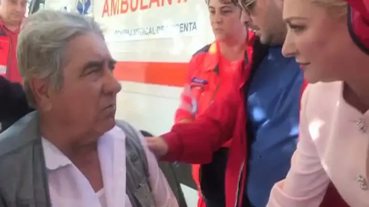 Dăncilă, paramedic. Cum a "salvat" un bărbat căruia i s-a făcut rău la un miting PSD 