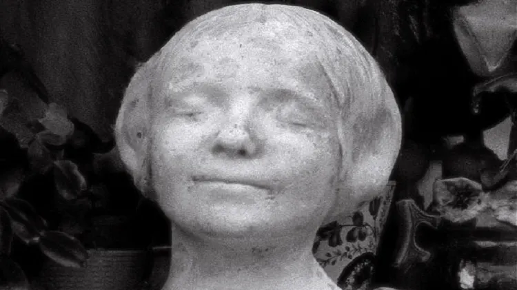 Cum a ajuns o fată moartă din Paris să aibă cele mai sărutate buze din istorie