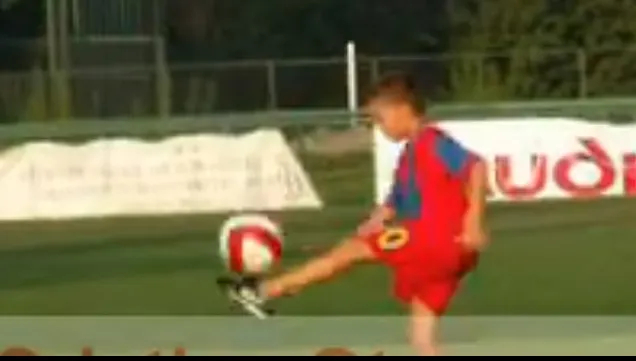 Îl recunoașteți pe puștiul din imagine? Avea 8 ani, acum este un superfotbalist. Imagini filmate în 2007, în Ghencea