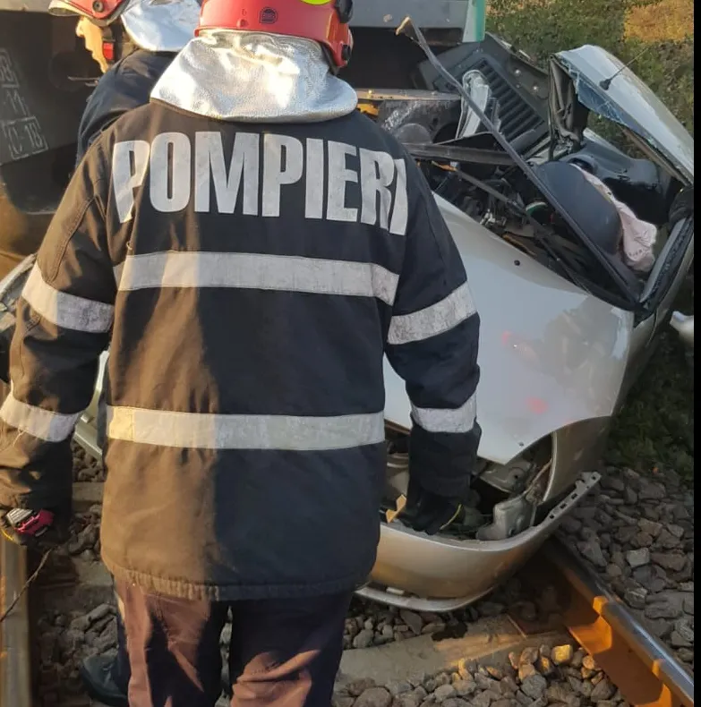 Mașină spulberată de tren în Dâmbovița!  Două persoane au decedat