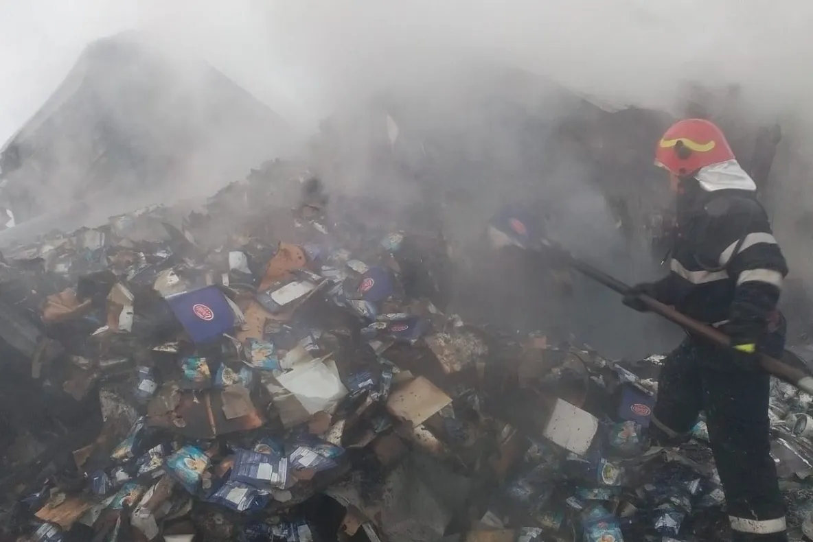 Un TIR a intrat într-un cap de pod pe DN1 și a luat foc. Șoferul a scăpat, dar pasagerul a murit