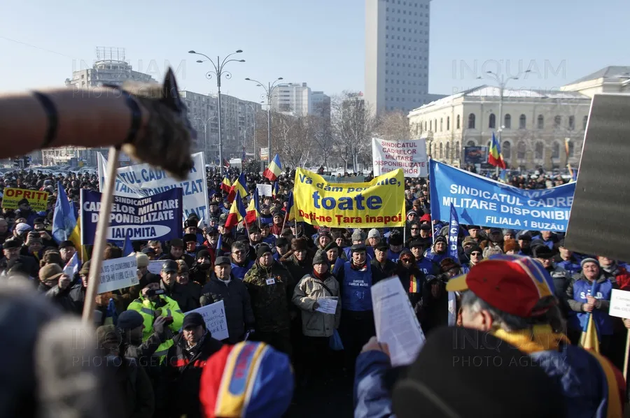 Rezerviștii blochează Piața Victoriei, de Ziua Armatei