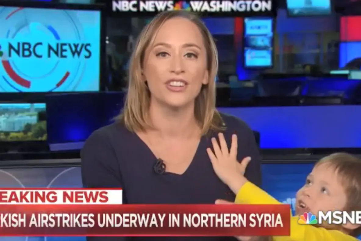 Prezentatoare TV, întreruptă de băiețelul ei în timp ce anunța invazia Turciei în Siria