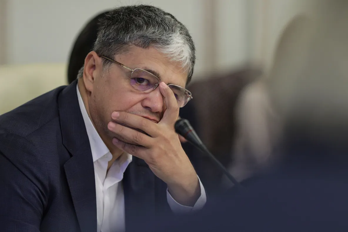 Audieri dure în Parlament! Miniștrii lui Orban, mitraliați de ”furia roșie”