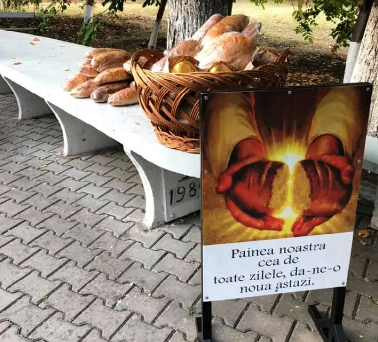 O biserică din Slatina oferă, gratuit, pâine nevoiașilor din oraș