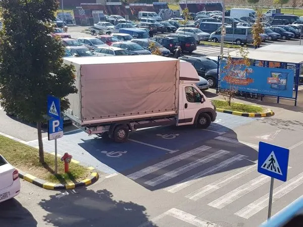 Cum să ocupi, cu un autovehicul, trei locuri de parcare destinate persoanelor cu dizabilități