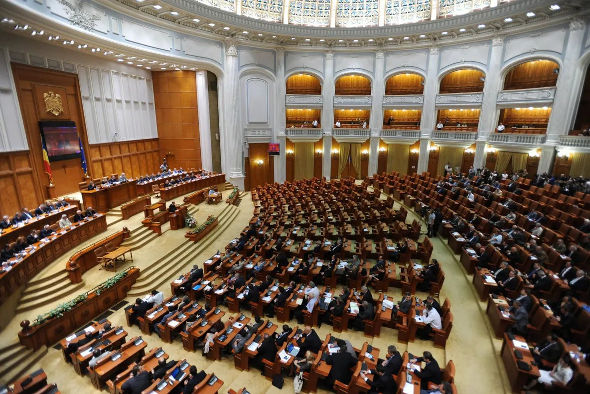 Lupte crâncene în Parlament pentru un vot la moțiunea de cenzură