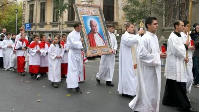 Procesiune pentru Papa Ioan Paul în București. Credincioșii au fost copleșiți de emoții