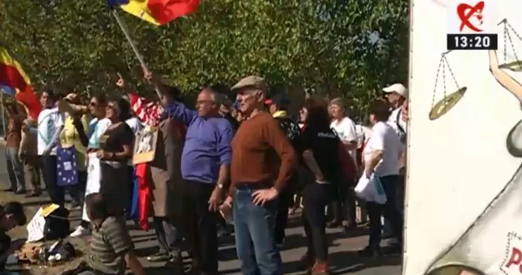 Protest în fața Parlamentului: "Îi spunem ADIO celui mai prost Guvern"