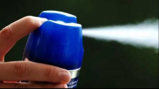 Clipe de panică într-un autobuz din Capitală! Un tânăr teribilist a dat foc unui spray pe care l-a îndreptat către alt adolescent