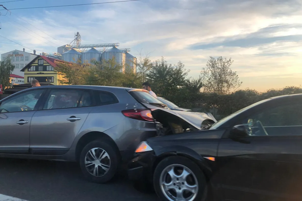 Accident în lanţ, pe DN1. 17 persoane implicate, 5 maşini făcute praf