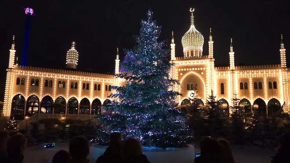 Brad de Crăciun, împodobit cu 3.000 de cristale Swarovski. Ai idee cât costă?