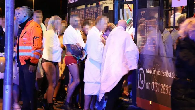 Orgie sexuală, întreruptă de o alarmă falsă. Pompierii au evacuat 300 de oameni dezbrăcați