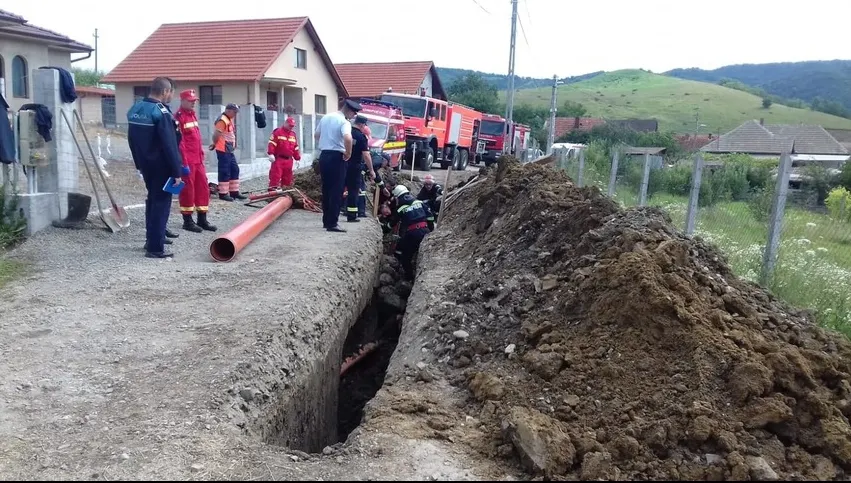 Bărbat, îngropat de viu sub un mal de pământ. A fost scos de pompieri fără semne vitale