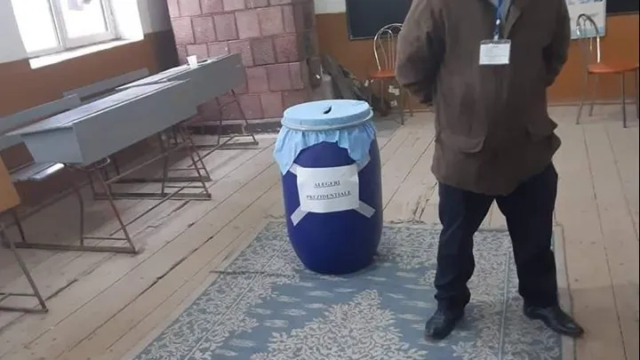 Într-un sat din Vâlcea voturile se strâng în butoiul cu murături