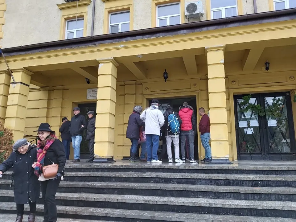 Reportaj | Cum se votează în tranzit pentru turul II al alegerilor prezidențiale